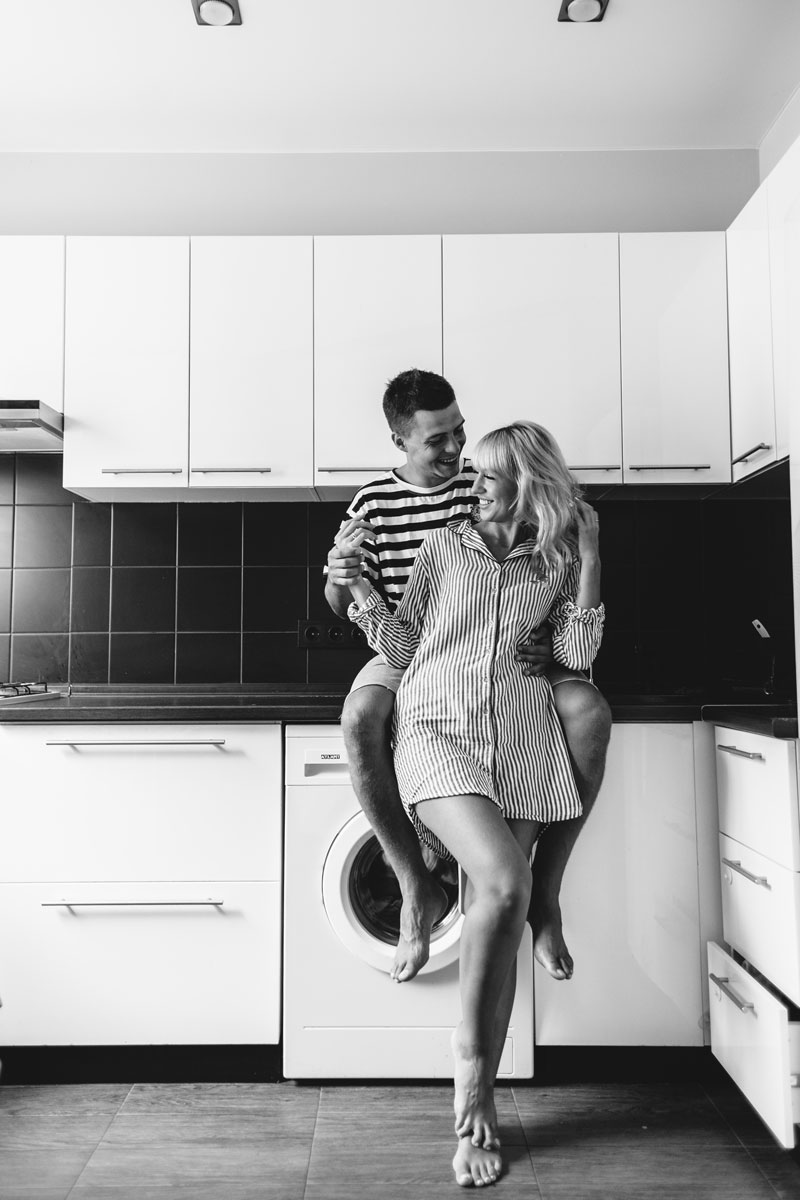 Съемка любящей пары на кухне